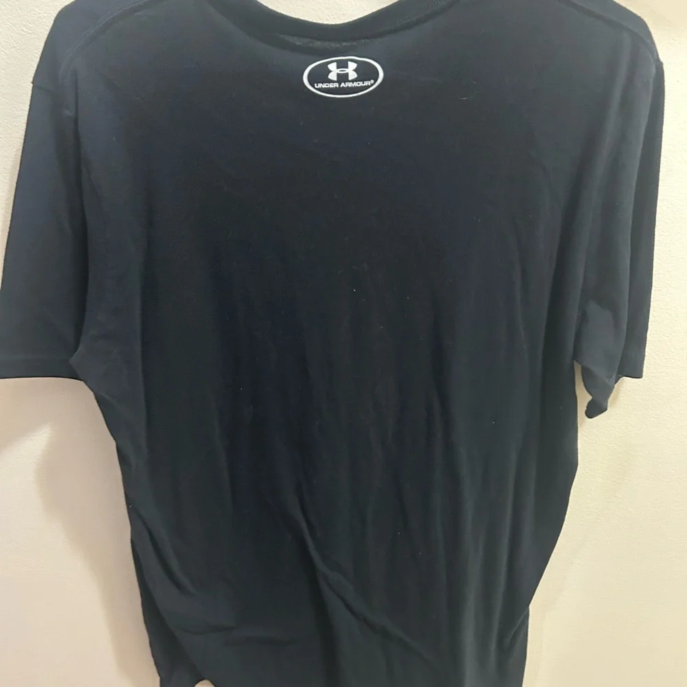Under Armour Black HeatGear T-Shirt - Picture 2 of 3